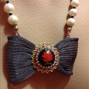 Vintage Betsey Johnson pearl mesh bow necklace.